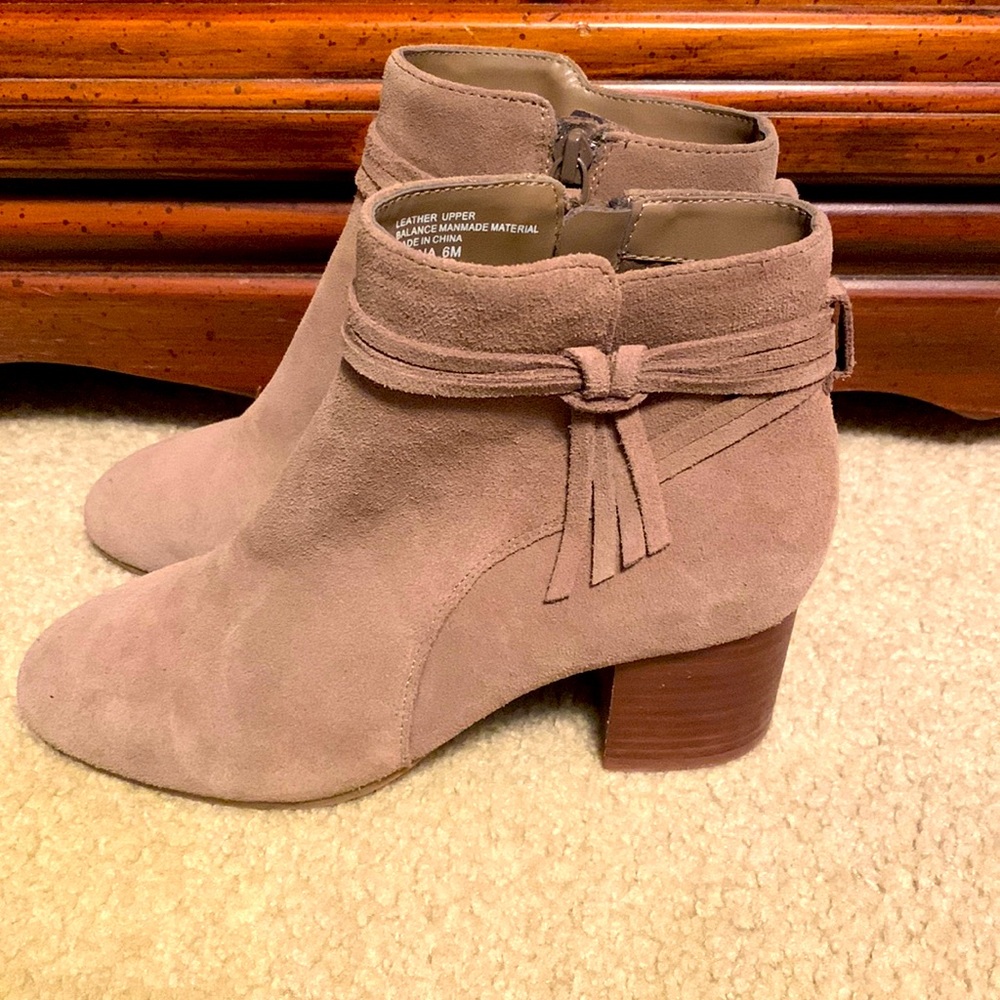 Violet and Red women’s Jenna ankle zip boot SZ 6M. Taupe with tassel accent.